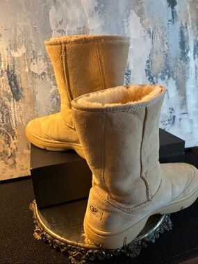 EUC Genuine UGG Australia  Sheep Skin Short Boots in Chestnut Tan  Size 10W